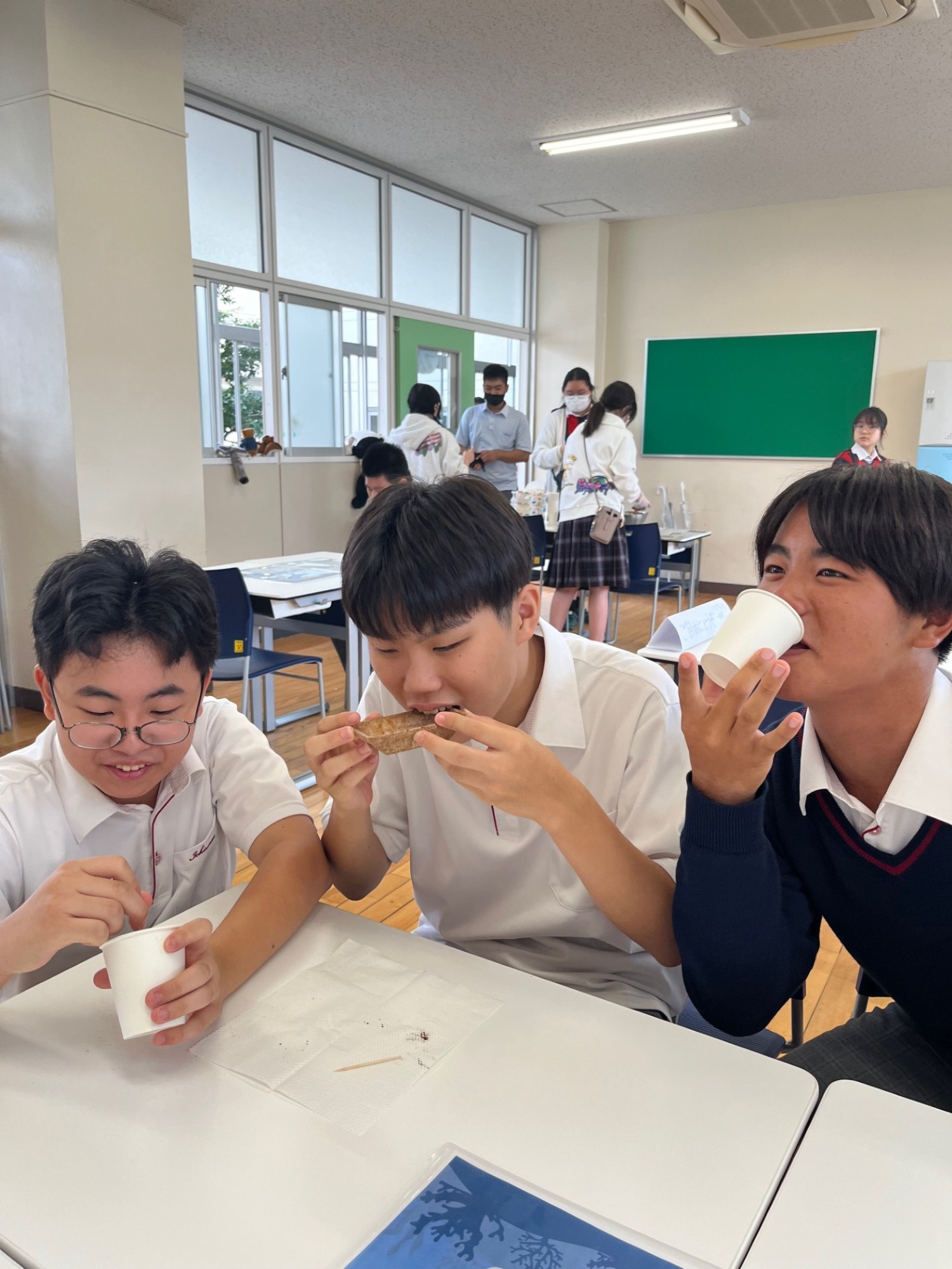 名古屋経済大学市邨高等学校の文化祭にて、"食べる器"を使用していただきました。